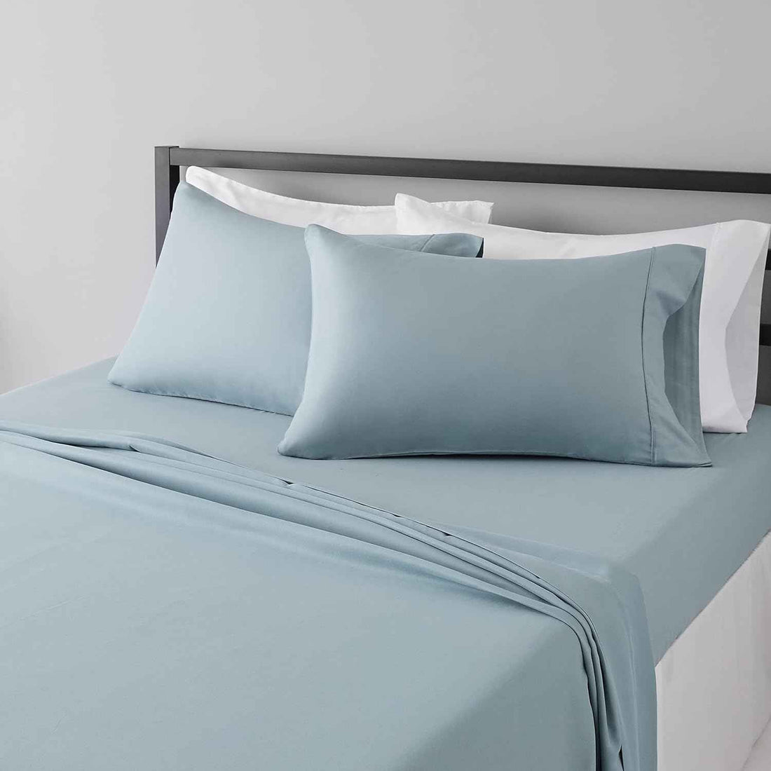 Amazon Basics Breathable Ultra-Soft Brushed Microfiber 4-Piece Bed Sheet Set with 14-Inch Deep Pockets, Wrinkle Resistant, Machine Washable, King, Spa Blue, Solid