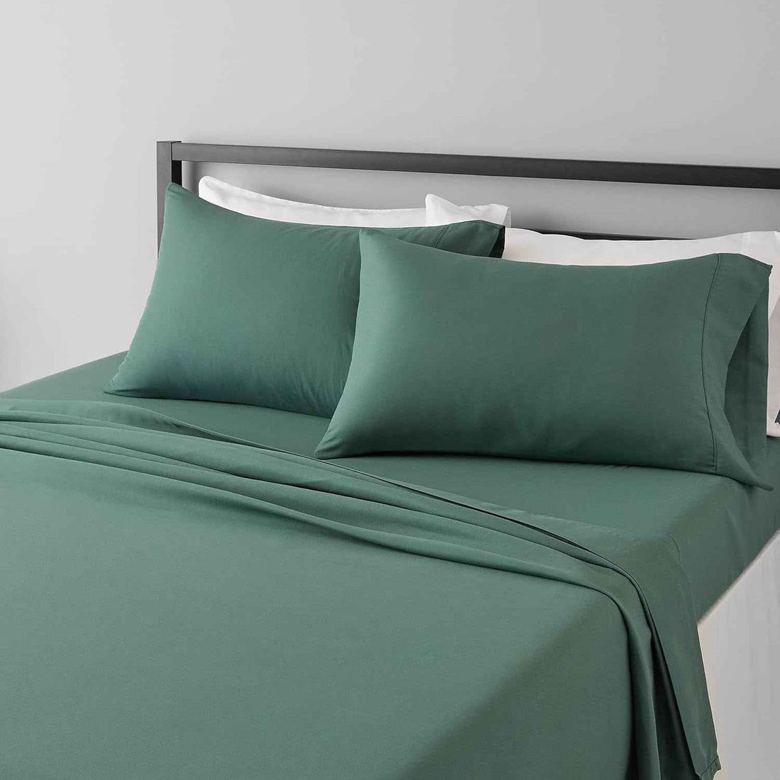 Amazon Basics Lightweight Super Soft, Breathable Brushed Microfiber 4-Piece Bed Sheet Set, Wrinkle Resistant with 14-Inch Deep Pockets, Queen, Emerald Green, Solid