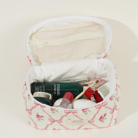 Juoxeepy Quilted Makeup Bag Floral Cotton Cosmetic Bag Jolly House Toiletry Bag Coquette Aesthetic Makeup Bag Cosmetic
