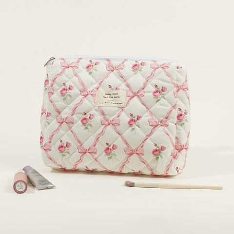Juoxeepy Quilted Makeup Bag Floral Cotton Cosmetic Bag Jolly House Toiletry Bag Coquette Aesthetic Makeup Bag Cosmetic