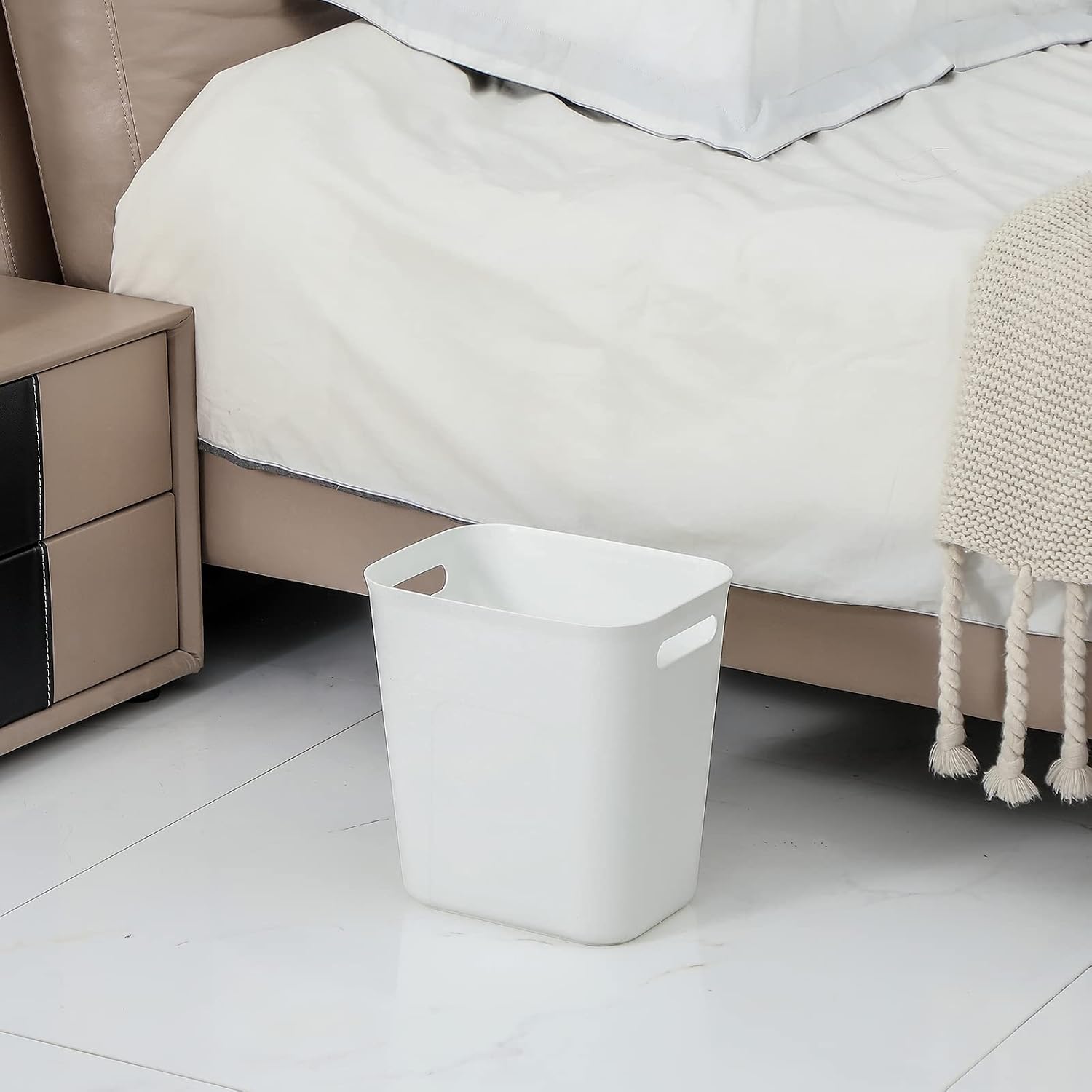 UUJOLY Plastic Small Trash Can Wastebasket, Garbage Container Basket for Bathrooms, Laundry Room, Kitchens, Offices, Kids Rooms, Dorms, 3.5 Gallon, White