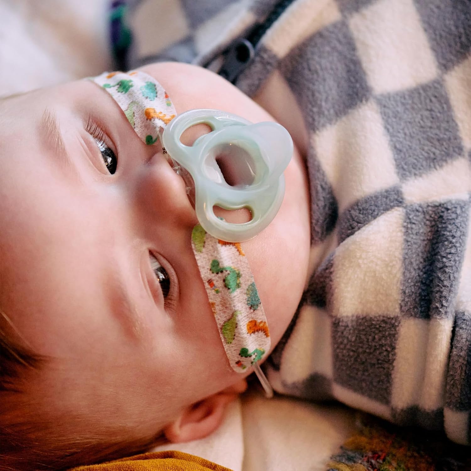 Tommee Tippee Ultra-Light Silicone Pacifier, 0-6 Months, Symmetrical One-Piece Design, BPA-Free Silicone Binkies, Clear/Blue/Green, Pack of 4