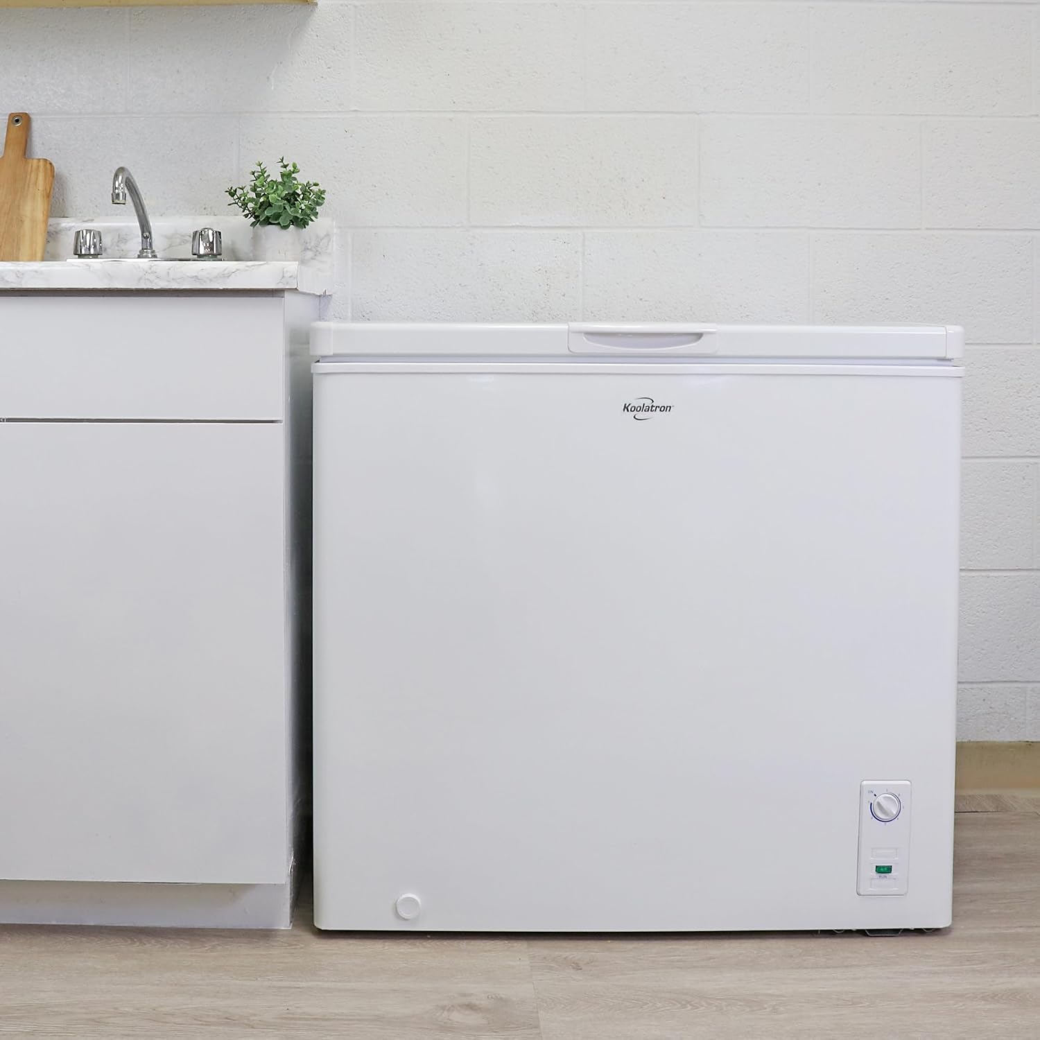 Koolatron 7.0 cu ft Chest Freezer, 195 L, Storage Basket, White