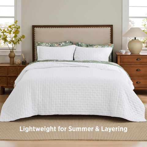 Bedsure Twin Quilt - Ultra Soft Twin XL Quilt Bedding for Dorm Decor, Lightweight All-Season Comforter, Bright White Bedspread Coverlet with Clover Pattern, 68 x 86 Inches