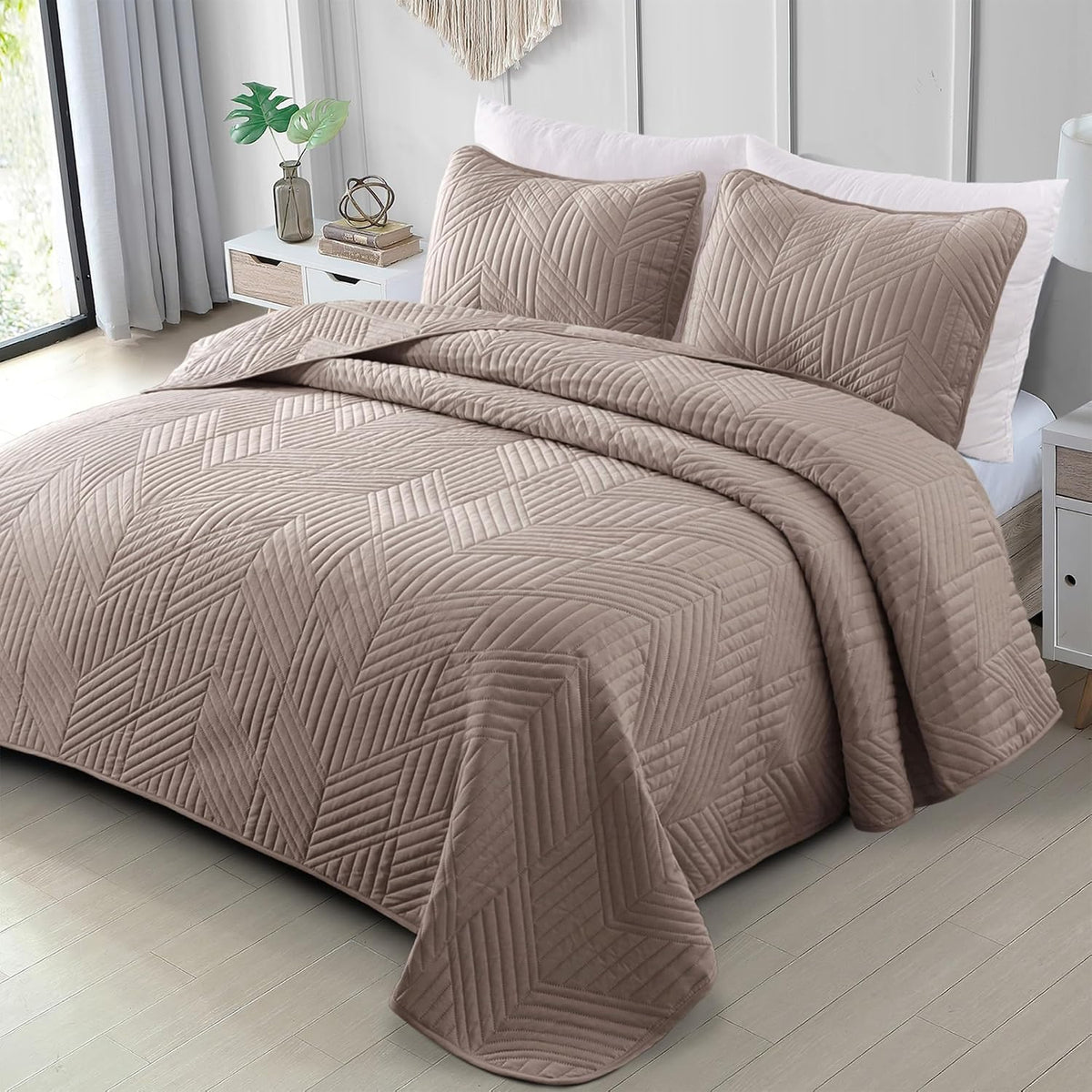 Exclusivo Mezcla California King Quilt Bedding Set, Taupe