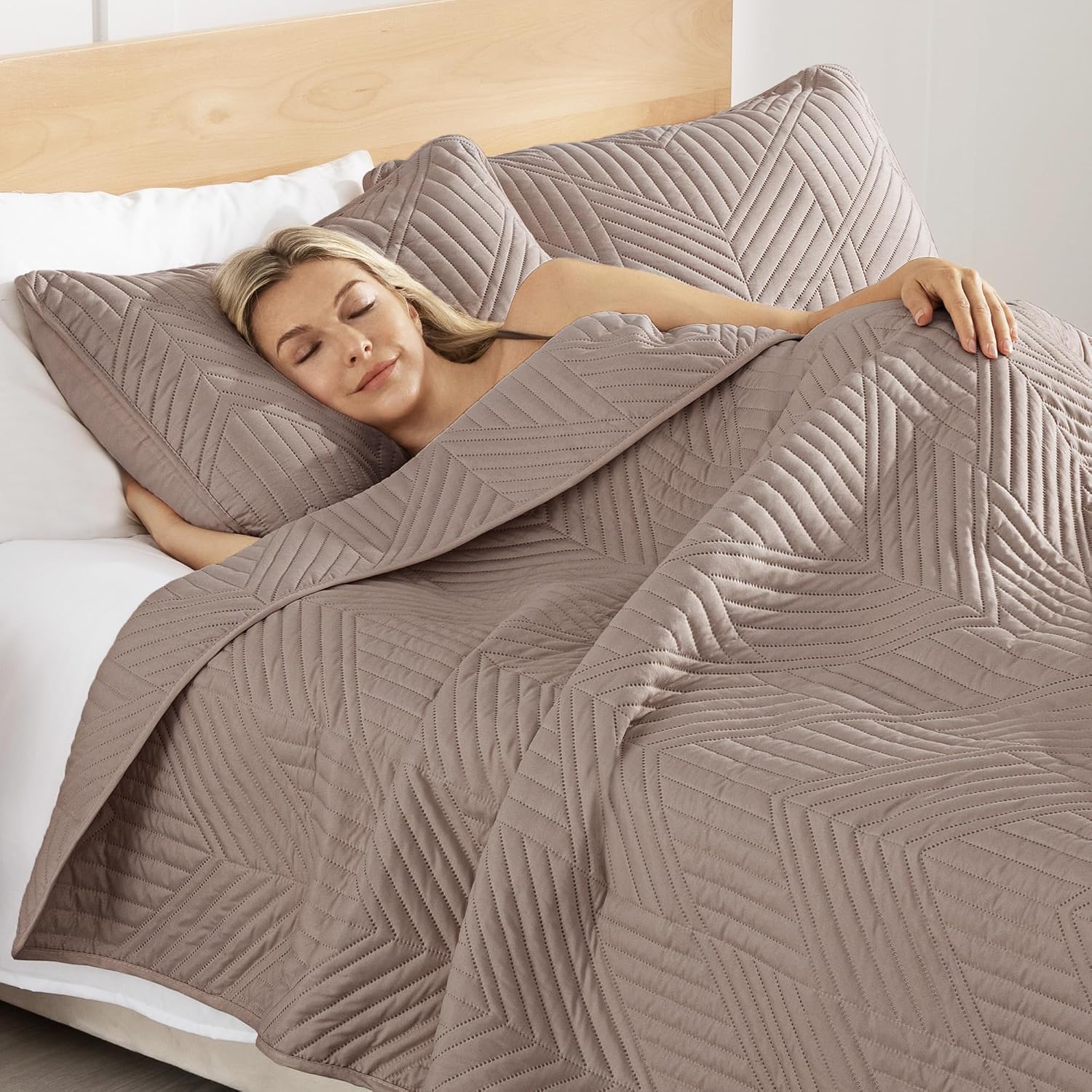 Exclusivo Mezcla California King Quilt Bedding Set, Taupe