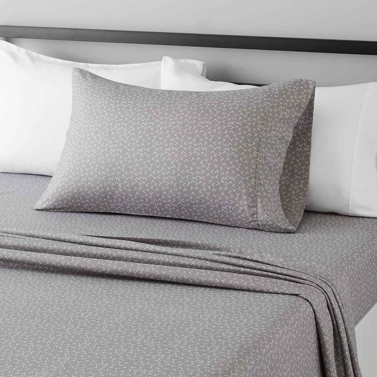 Amazon Basics Lightweight Breathable Brushed Microfiber Wrinkle Resistant 3-Piece Bed Sheet Set with 14-Inch Deep Pockets, Twin, Gray Arrows, Printed
