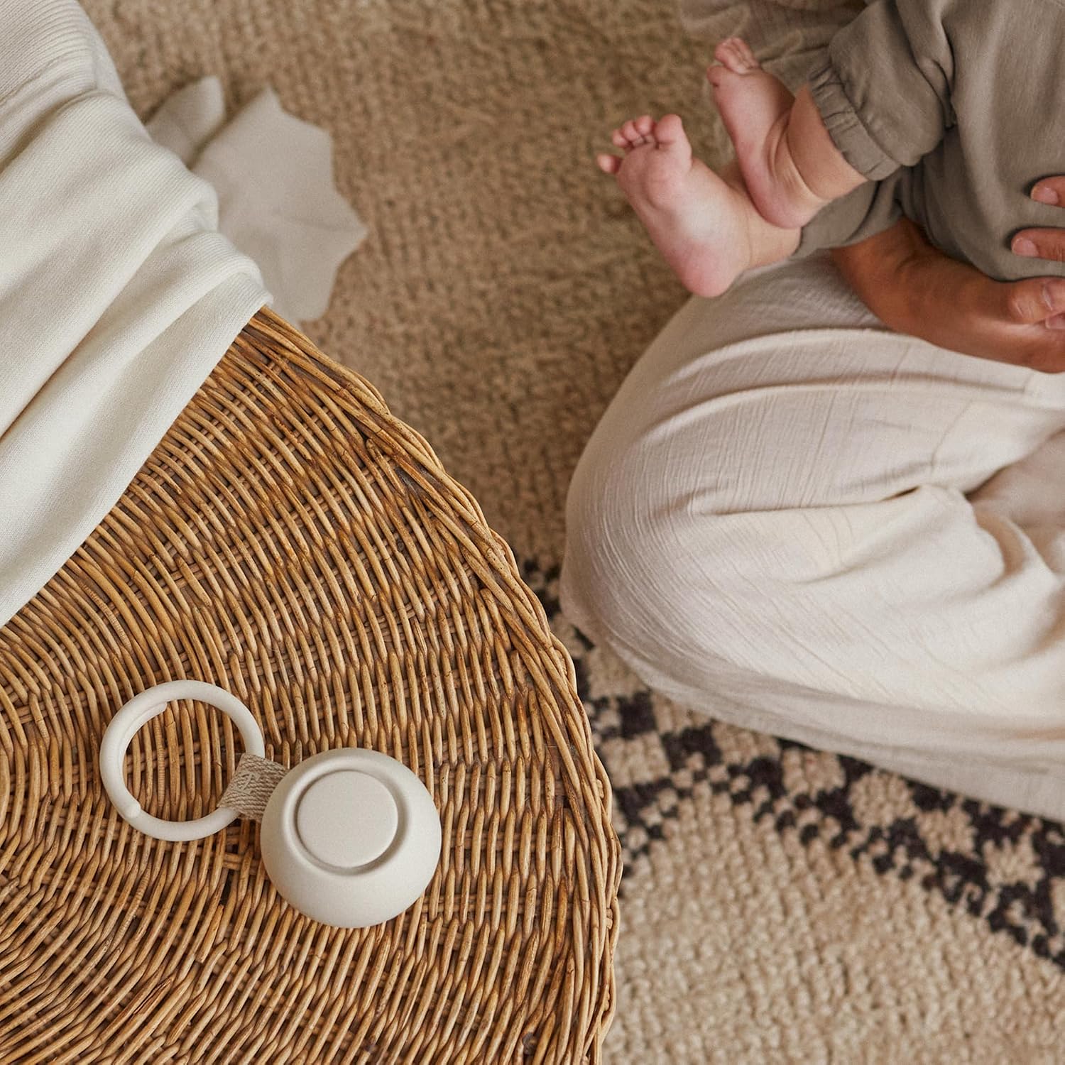 Hatch Go Portable Sound Machine & Sleep Soother for Babies & Kids (Putty)