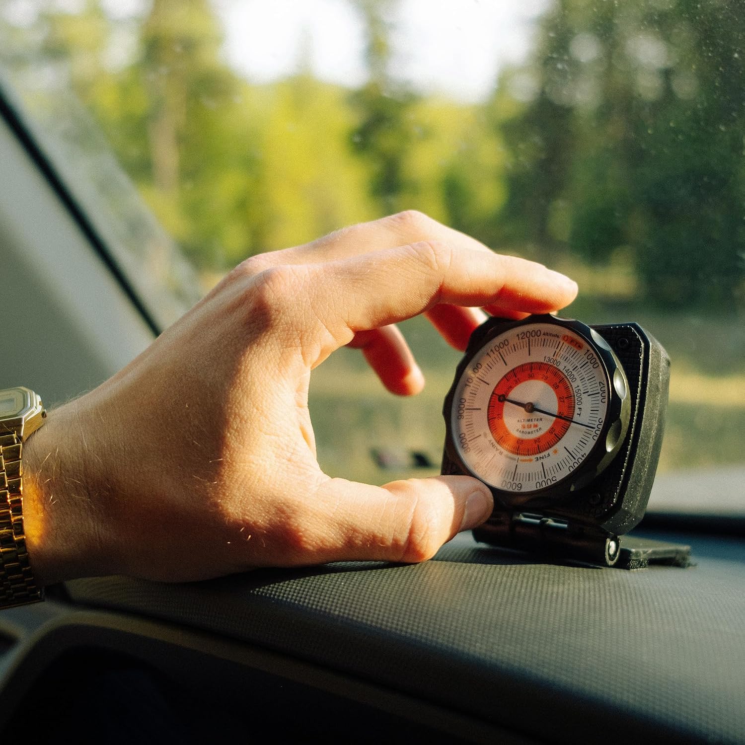 Sun Company AltiLINQ - Dashboard Altimeter and Barometer | Altimeter for Car and Truck | Reads Altitude from 0 to 15,000 Feet