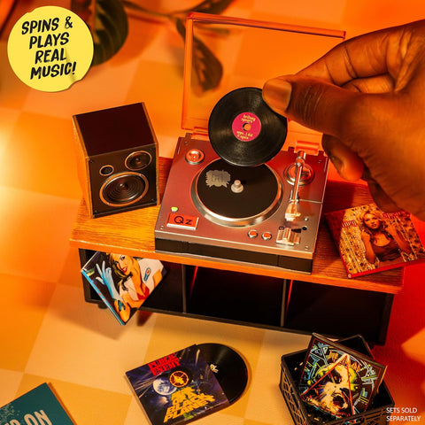 MGA's Miniverse Real Music Vinyl Mystery Blind Packaging, Mini Playable Records, 4 Vinyl Records per Pack, Sleeve & Keychain, Collectors, Gift, Britney Spears, Elton John, TLC